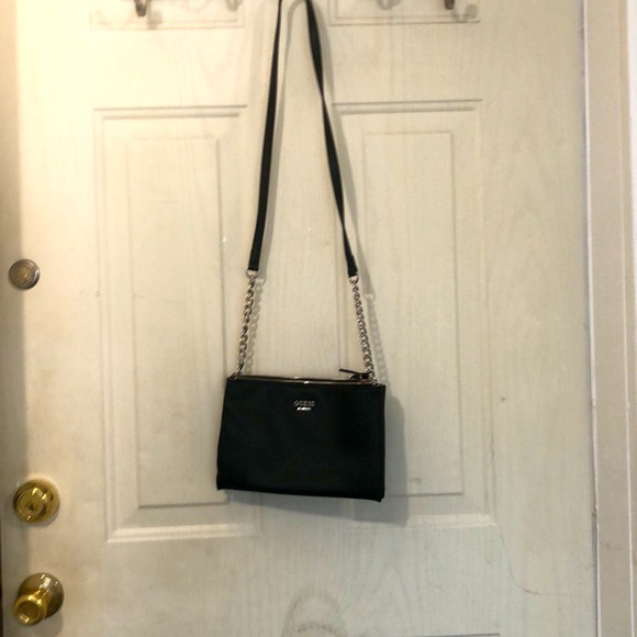 GUESS purse/crossbody Gorgeous like-new condition. 2 zippers, 1 strong magnetic - Picture 4 of 9